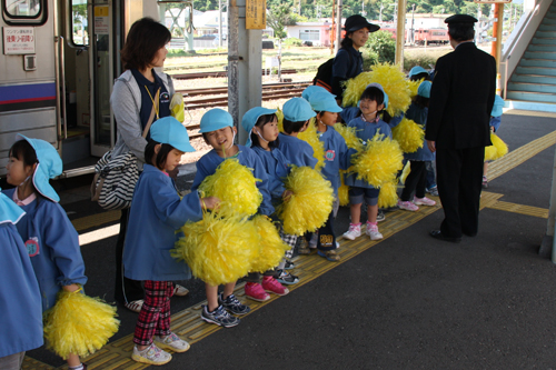 長門市駅で１１２人の到着を待つ園児