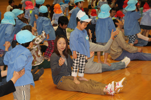 親子でふれあうようす