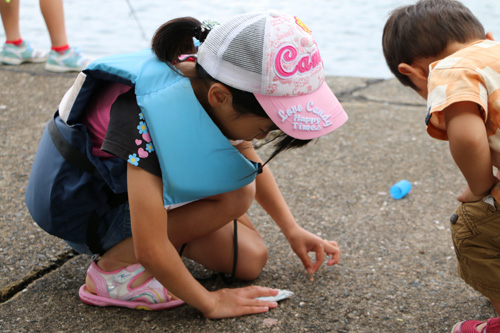 自分の手で釣れた魚の針を外す