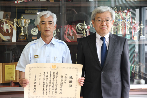 受賞した長門市消防本部の吉富消防長（左）と下関地方気象台の田代台長