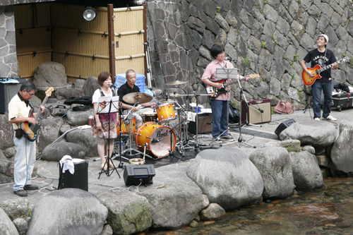 恩湯下会場のfour chord specialによる演奏