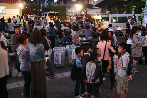 たくさんの家族連れでにぎわう会場