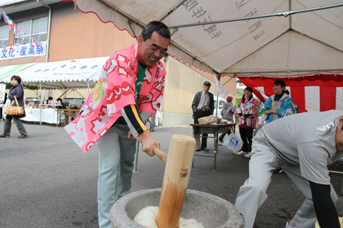 公民館前のバザー会場では餅つきも