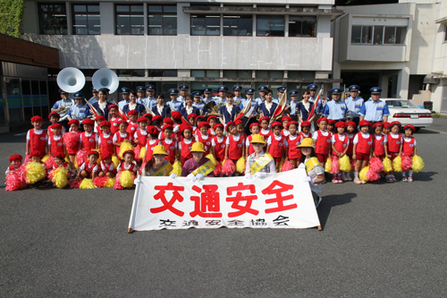 県警音楽隊と東深川保育園の園児たち