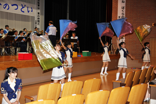 カラーガードによる演技