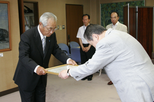 感謝状を受け取る末永会長
