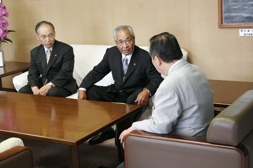 「教育に使ってください」と末永会長（写真中央）