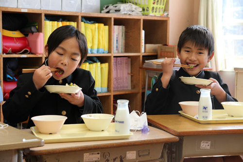 はなっこりーのおかか和えを食べる児童