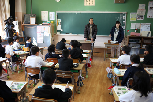 原川さん（中央）の話を聞く