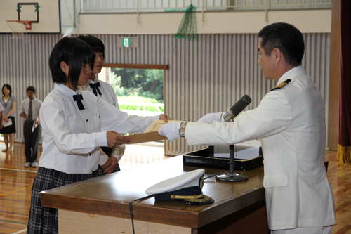 表彰状を受ける