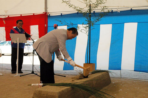 南野市長が鍬入れ