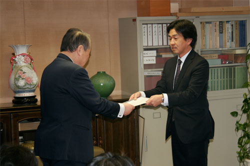南野市長に提言書を手渡す藤田委員長