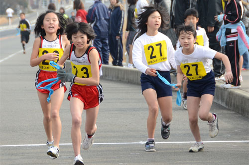 たすきを渡す選手たち
