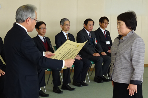 賞状を受け取る鹿嶋さん