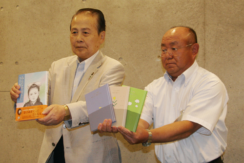 左が小学校用の書籍、右が中学校用の童謡集３冊セット