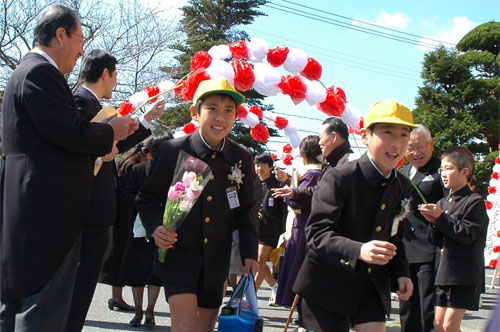 アーチをくぐって学び舎を後に