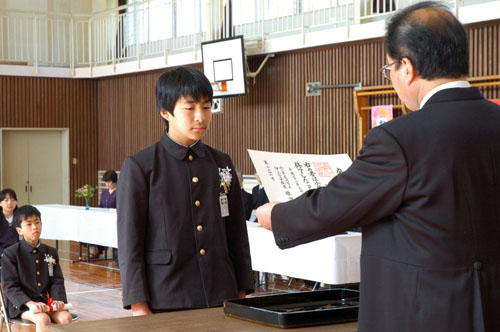 一人ひとりに卒業証書が手渡されました