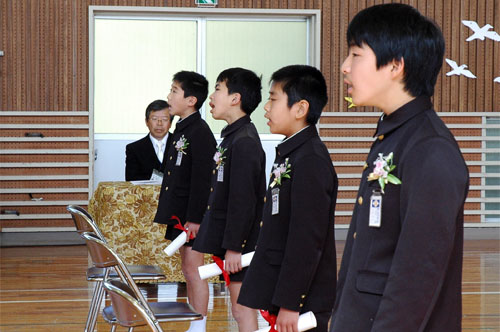 答辞を述べる卒業生