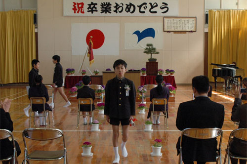 在校生の拍手の中退場する卒業生