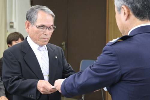 相談員一人ひとりに委嘱状が交付された