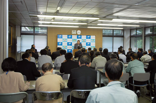 平成２３年度予算編成にあたって訓辞する南野市長