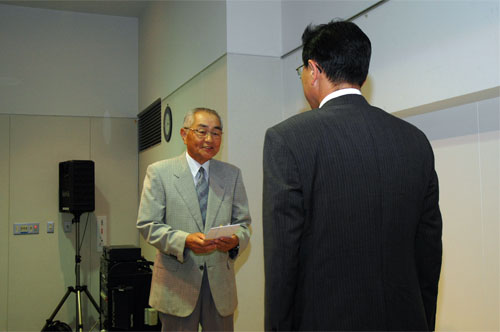 お礼を述べる内田委員長