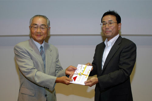 助成金の目録が手渡されました