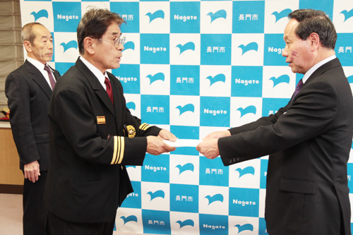 辞令を受け取る流田消防団長