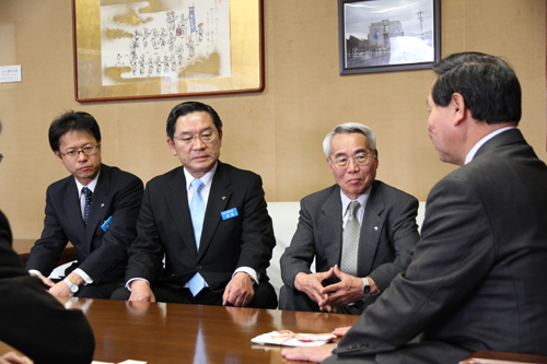 市長と談笑するようす