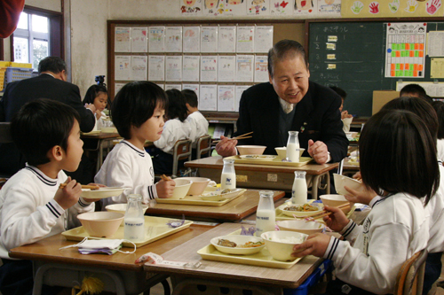 児童と楽しく給食を食べる南野市長