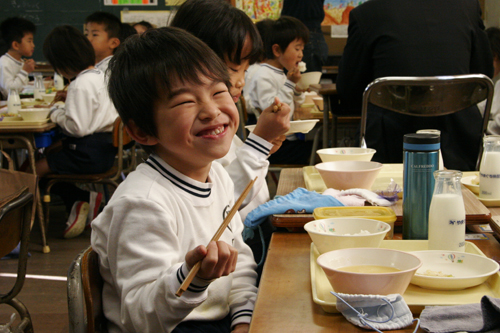 給食の時間がうれしくてたまらないようす