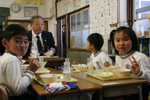 江原教育長と一緒に食べる児童たち