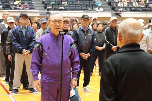 選手宣誓を行う上村さん