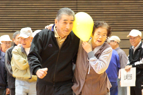 最初に行われた競技「あつあつカップル」