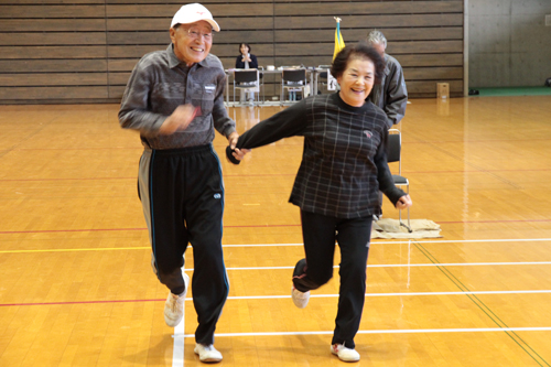 仲良く手をつないで次の走者にタッチ
