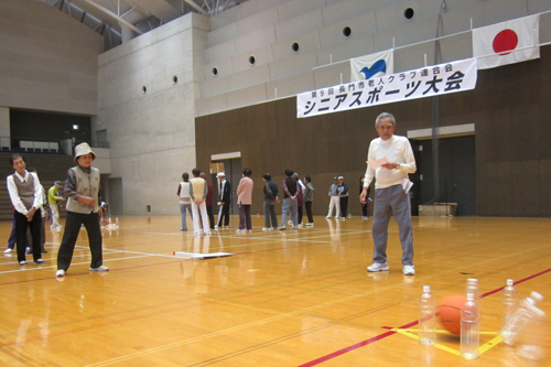 ペットボトルのピンを倒すボーリングを楽しむ