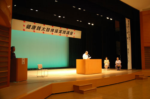 あいさつをする南野市長