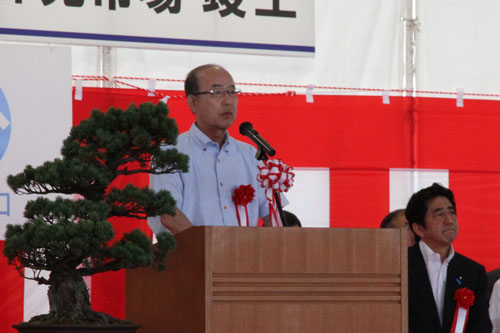 あいさつをする二井関成知事