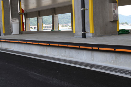 車輌乗り入れ防止のための段差
