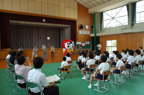 「ちょうちょを追いかけて殺してしまう」寸劇が披露された