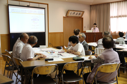 長門地域介護支援専門員連絡協議会の永尾さんが在宅医療や介護サービスを説明する