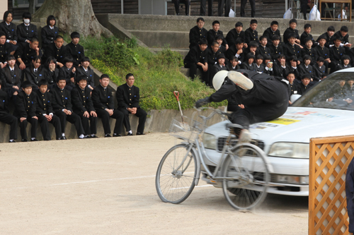 物陰から飛び出た自転車が自動車と衝突！
