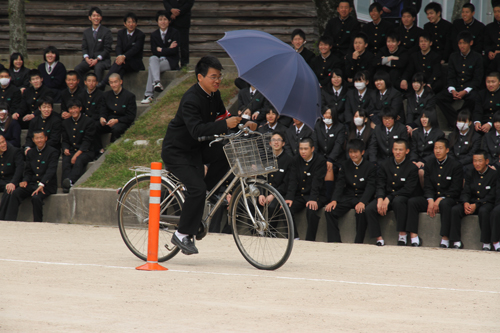 かさを差しての自転車運転は危険