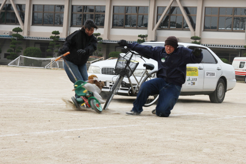 自動車の陰から自転車が出て来て、ベビーカーに衝突した事故を再現