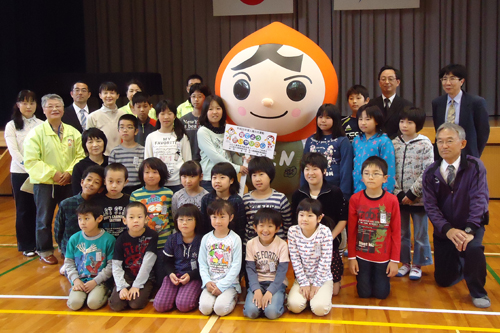 「人ｋｅｎまもる君」と記念撮影