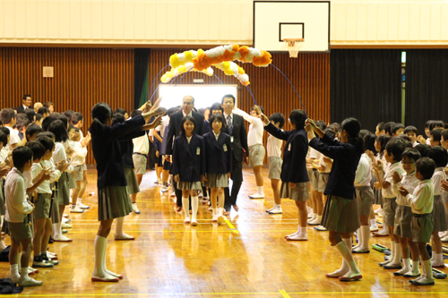 文関小学校と通小学校の児童を迎え入れる