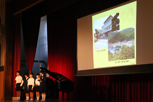 スクリーンを使っての学校紹介