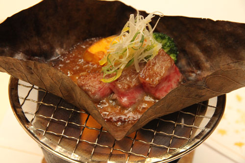 黒かしわだけでなく、長門和牛朴葉焼も