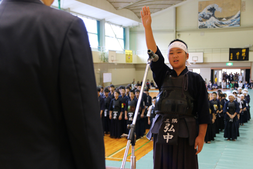 開会式で選手宣誓を行う三隅剣道スポーツ少年団の弘中亮太朗さん