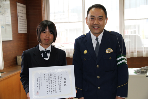 感謝状を受け取った長富さんと浜地署長